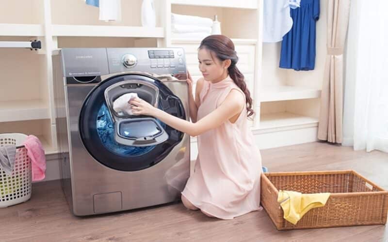 Sử dụng thuốc khử trùng để làm sạch máy giặt cửa ngang