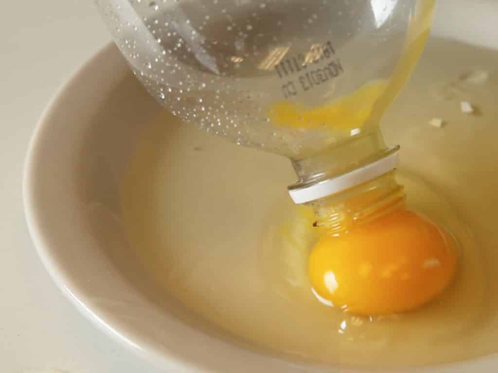 Tách lòng đỏ trứng bằng chai nhựa bạn đã biết cách