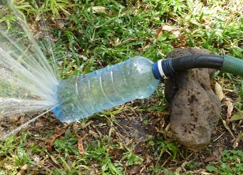 Tái chế chai nhựa để làm vòi tưới nước