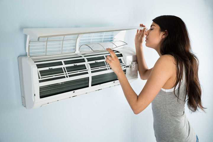 Khử mùi phòng máy lanh bằng cách vệ sinh máy lạnh thường xuyên