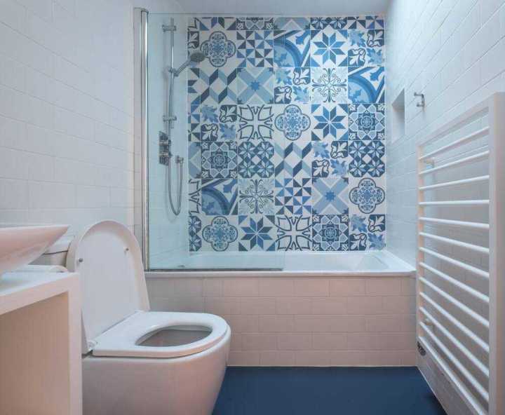 Nhà vệ sinh sử dụng gạch bông ốp tường