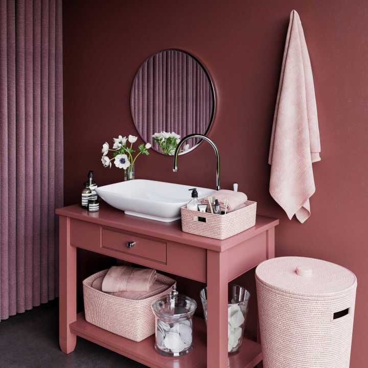 Nhà vệ sinh với bộ lavabo màu hồng