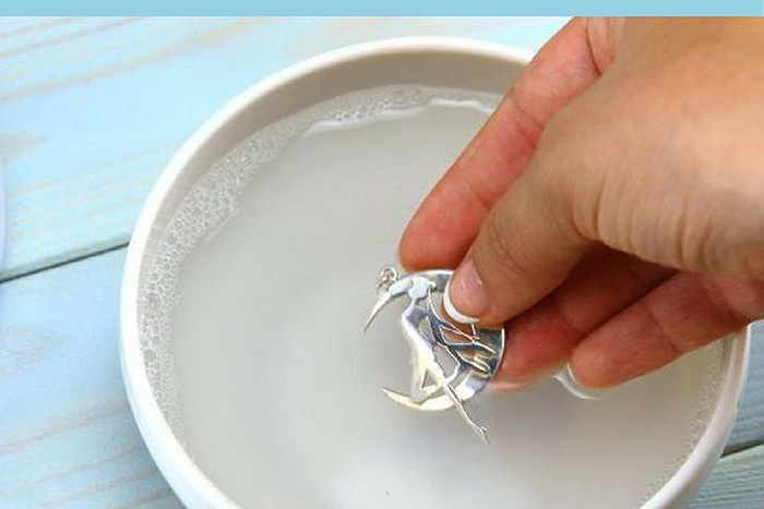 Cách làm sáng trang sức bạc bằng giấm