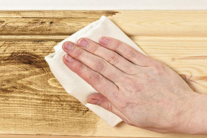 Làm sạch vết keo dính trên gỗ