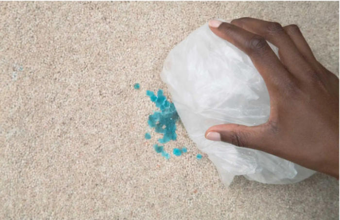 Sử dụng đá lạnh để vệ sinh thảm trải sàn