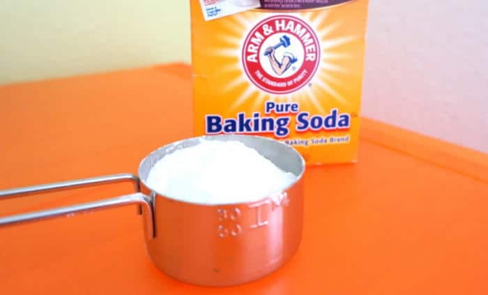 Tẩy vết bẩn sàn nhà gỗ bằng baking soda