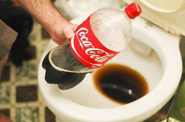 Thông tắc bồn cầu bằng nước nóng với Coca Cola
