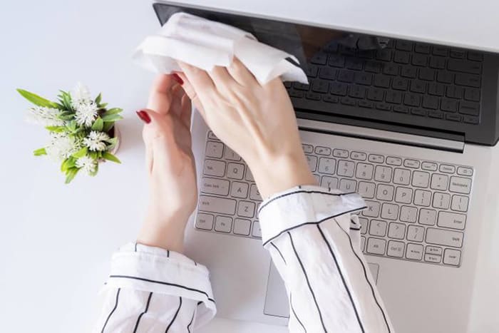 Thường xuyên vệ sinh màn hình để tiết kiệm pin