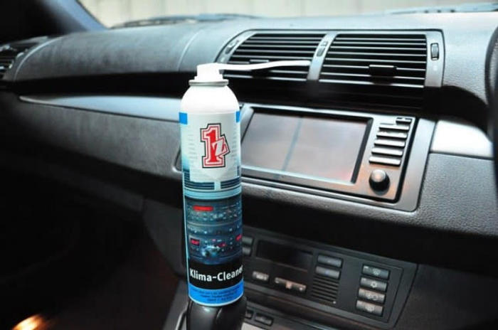 Cách dùng bình xịt vệ sinh điều hòa ô tô