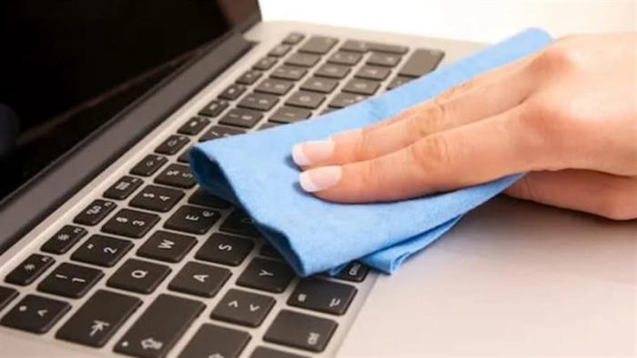 Dùng khăn hút chất lỏng ra khỏi bàn phím laptop