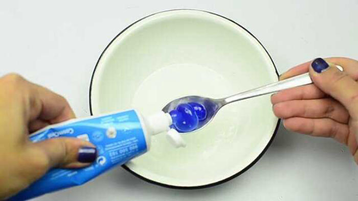 Sử dụng kem đánh răng tẩy vết ố trên kính