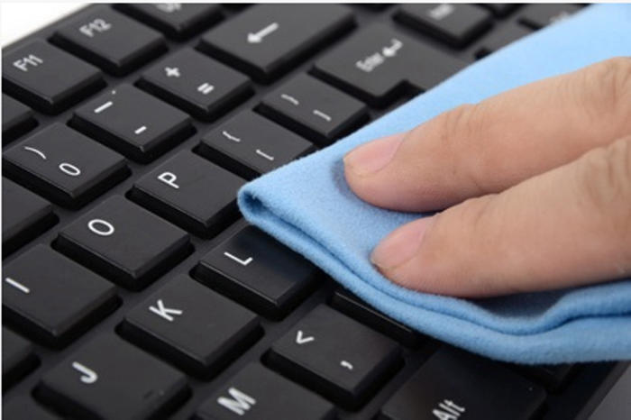 Vệ sinh bàn phím laptop bằng khăn khử trùng