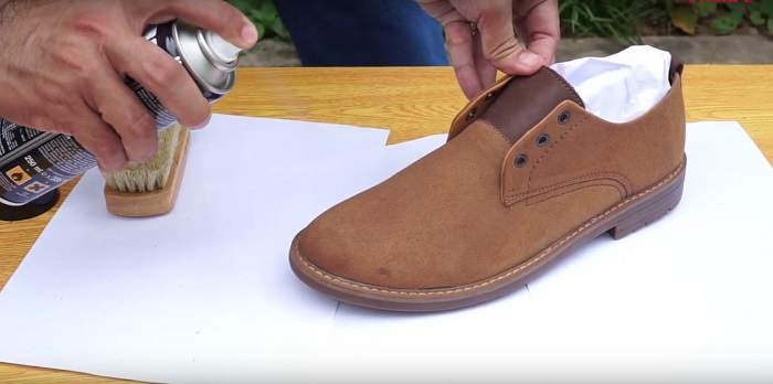 Cách vệ sinh giày da lộn bằng dung dịch vệ sinh