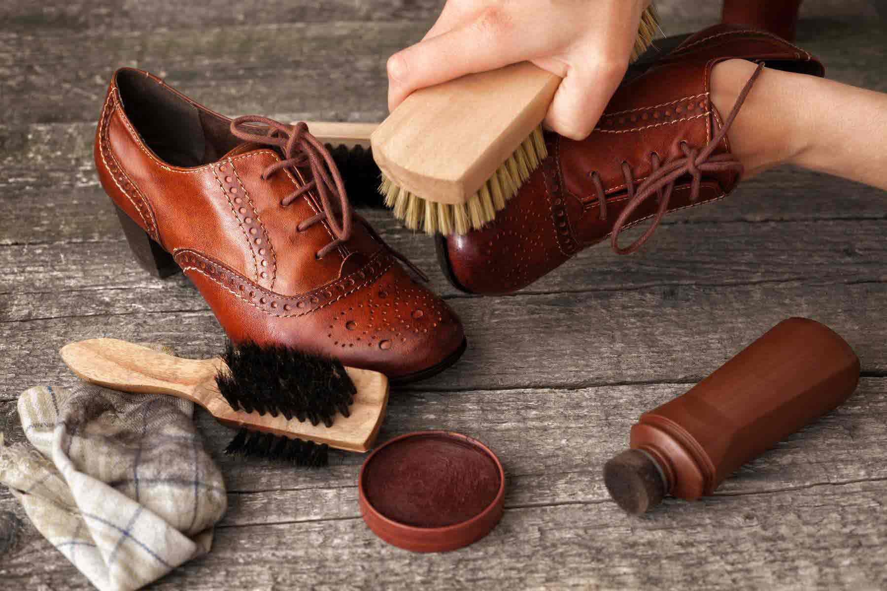 Cách vệ sinh giày da lộn giúp giày bền hơn