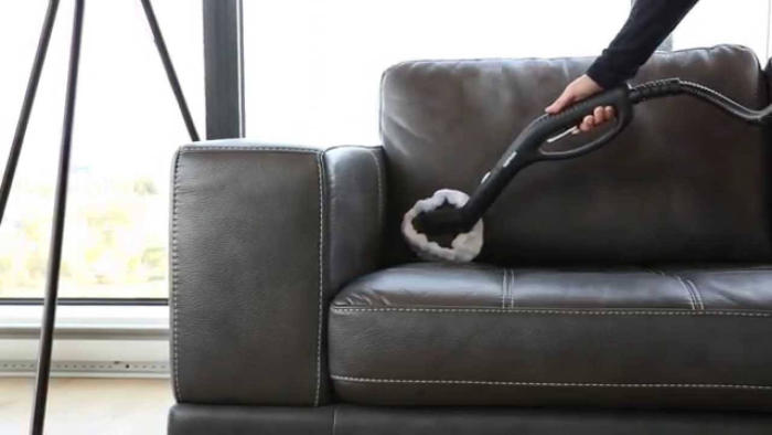 Sử dụng máy hút bụi vệ sinh ghế sofa giả da công nghiệp