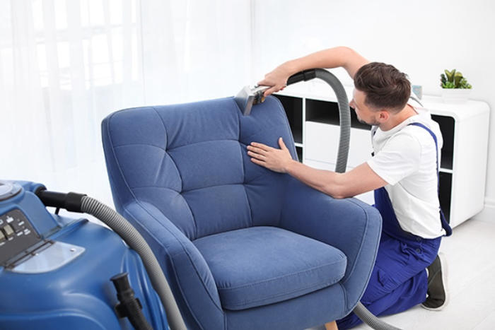 Vệ sinh ghế sofa vải bố với các vết bẩn cứng đầu
