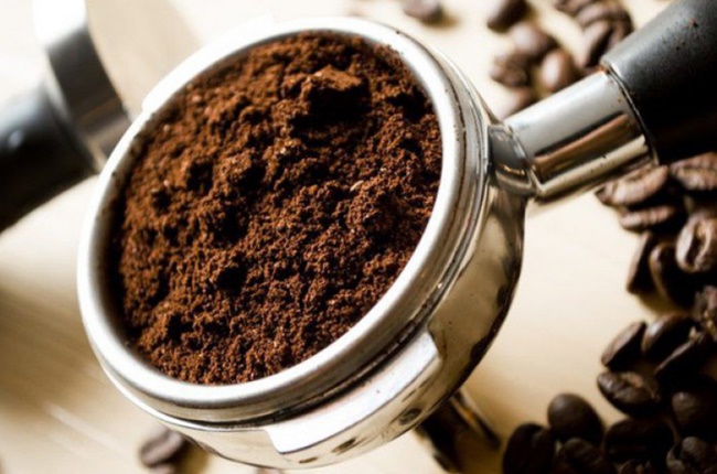 Sử dụng bã cà phê cũng là một phương pháp đơn giản để diệt muỗi anophen