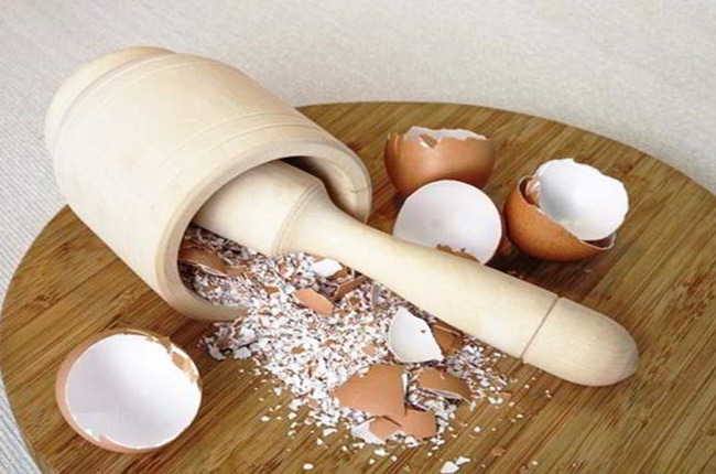 Các vỏ trứng vụn, vỏ trấu hay mạt cưa đều có thể được sử dụng để đuổi ốc sên