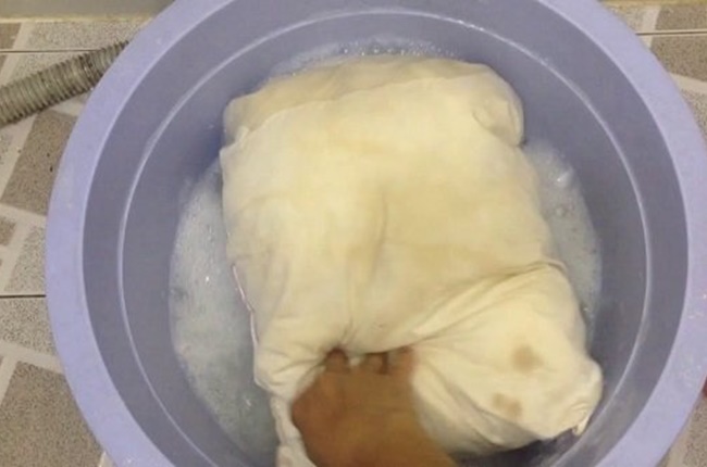 Ngâm chăn gối trước khi giặt là một trong những cách hiệu quả để loại bỏ vi khuẩn và các vết ố