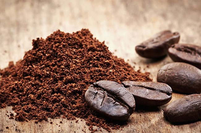 Bã cà phê là một nguyên liệu có tính chất bột xốp và có khả năng hấp thụ mùi hôi tốt