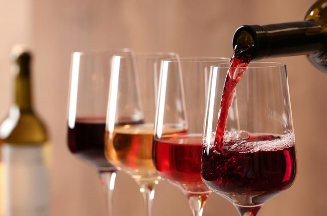 Rượu không chỉ được sử dụng trong các bữa tiệc, mà còn có thể giúp làm sáng trang sức.