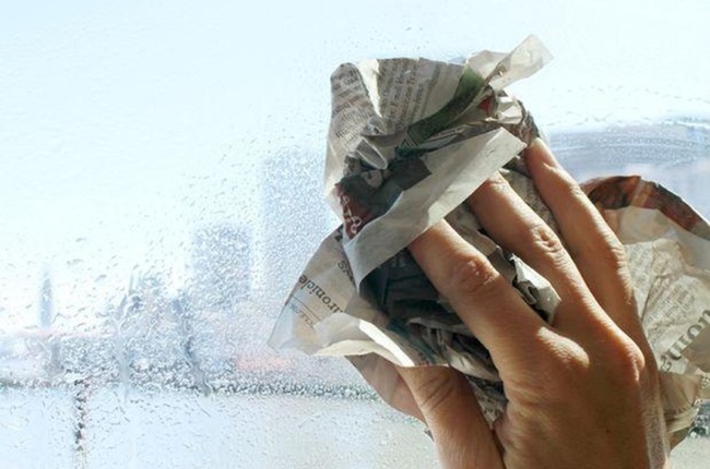 Cách lau kính sạch bằng giấy báo