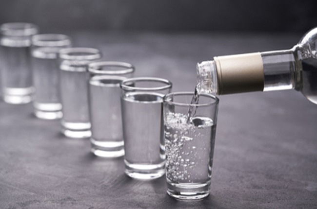 Cách làm sạch kính bằng rượu được sử dụng rộng rãi ở các nhà hàng danh tiến