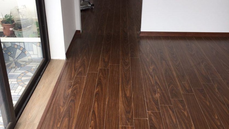 Sàn gỗ mới thường được bọc bằng polyurethane hoặc được sơn màu để bảo vệ