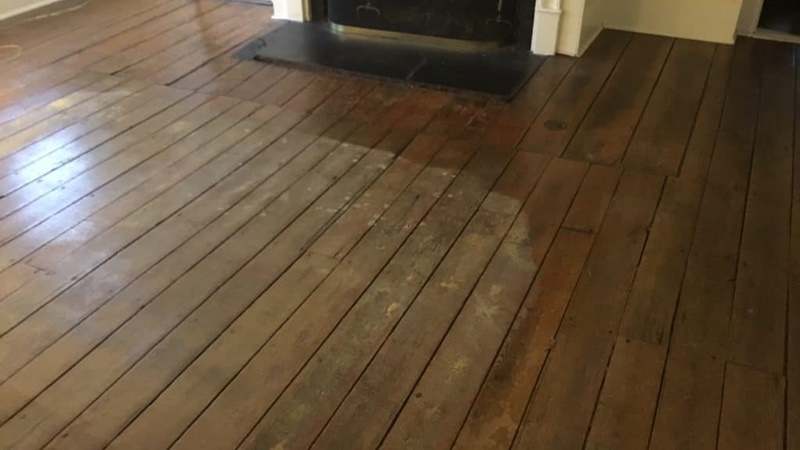 Sàn gỗ cũ thường có đặc điểm là mềm và có lớp dầu bảo vệ