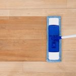 Cách lau sàn nhà gỗ sạch bóng đơn giản, hiệu quả