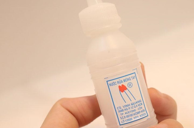 Sử dụng nước tẩy sơn móng tay cũng là một trong những cách tẩy mực trên cặp da hiệu quả