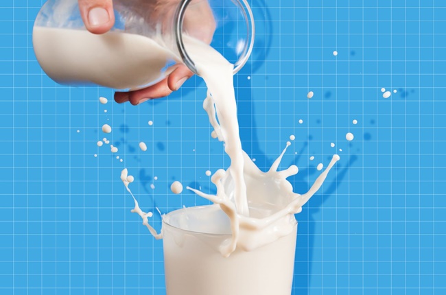 Bạn có thể sử dụng sữa tươi nóng để lau sạch vết mực