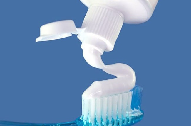 Sử dụng kem đánh răng cũng là một trong những cách tẩy mực trên cặp hữu ích