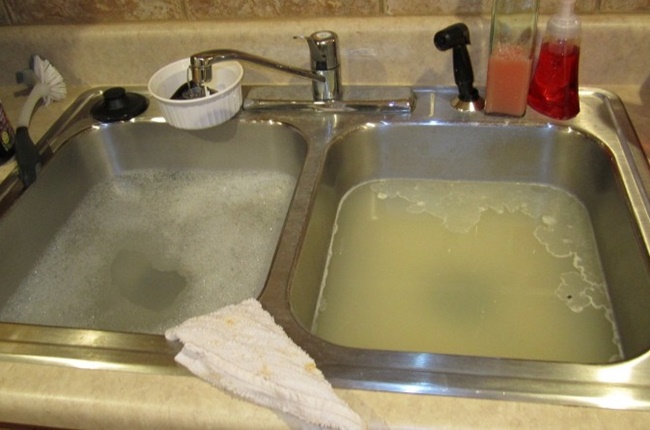 Không lọc rác, thức ăn thừa trước khi đổ xuống bồn rửa bát có thể gây tắt nghẽn