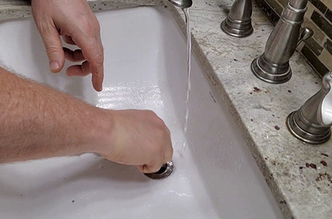 Cách thông tắc chậu rửa bát bằng tay