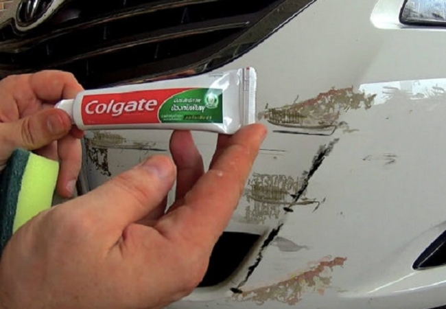 Xóa vết xước xe ô tô bằng kem đánh răng